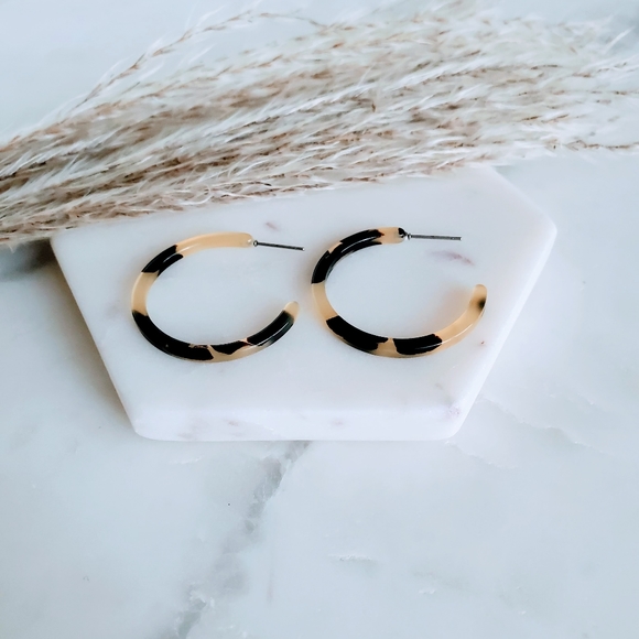 !!5 for $25 Tortoise Print Acrylic C Hoop Earrings - Picture 4 of 5